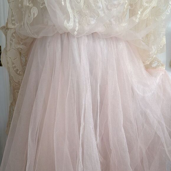 Chi Chi London Gilded Grace Lace Dress NWT - Picture 9 of 16